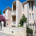 Luxurioeses Mit Privater Terrasse By Interhome Splitska