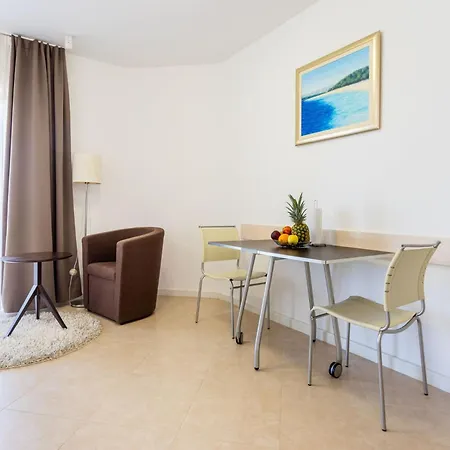 아파트 Luxurioeses Mit Privater Terrasse By Interhome *