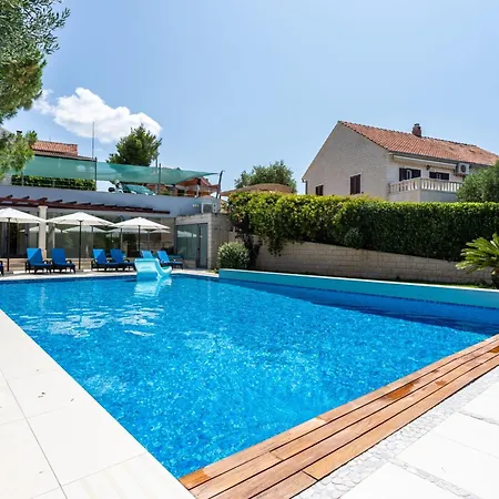 Luxurioeses Mit Privater Terrasse By Interhome 아파트