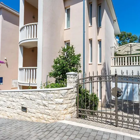 公寓 Luxurioeses Mit Privater Terrasse By Interhome *