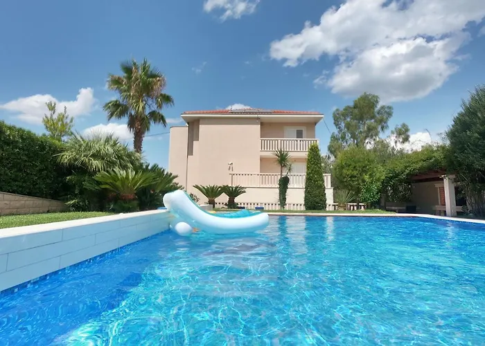 Luxurioeses Mit Privater Terrasse By Interhome Apartman Splitska